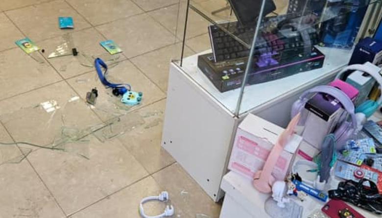 En pleno centro de Pehuajó, delincuentes robaron celulares y accesorios luego de romper una vidriera
