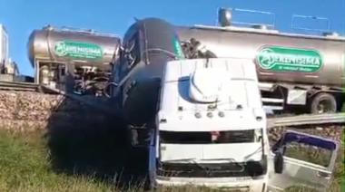 Un camión lechero volcó y cayó a un barranco en la ruta 5