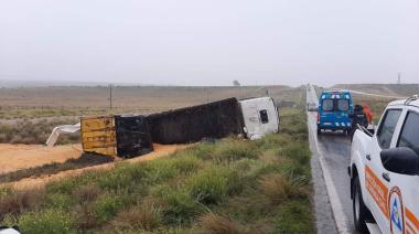 Volcó un camión de Pehuajó en Ruta 33 cerca de Bahía Blanca: chofer ileso