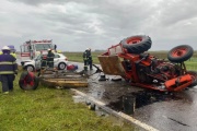 Impactante accidente en Bolívar: chocaron un auto y un tractor en la ruta 205