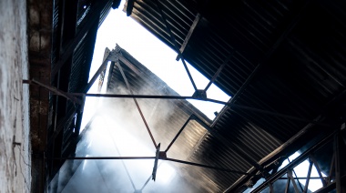 Incendio de basura en los galpones abandonados del ferrocarril donde funcionó el depósito judicial de autos: el fuego alcanzó el techo y puso en riesgo la estructura
