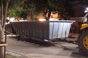 El municipio remolcó un trailer con piletas estacionado en el centro en la noche del sábado