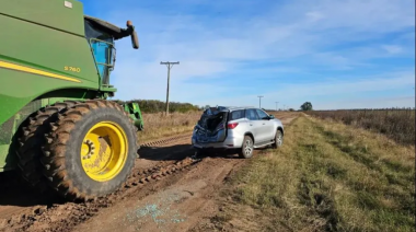 Al estilo Relatos Salvajes: discutieron y le aplastó la camioneta con una maquinaria rural