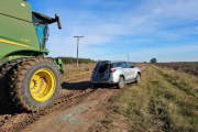 Al estilo Relatos Salvajes: discutieron y le aplastó la camioneta con una maquinaria rural