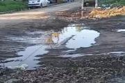 “Esquina intransitable por el agua y el barro”: vecinos exigen soluciones