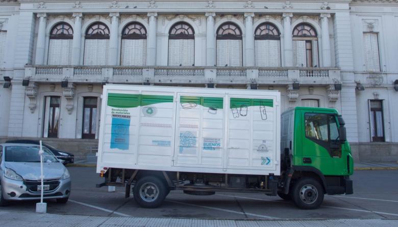 El gobierno de la Provincia entregó un nuevo camión para la Secretaría de Ambiente municipal