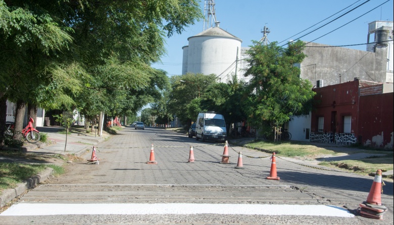 Restauración y pintura vial en la intersección de las calles Alberdi y Mármol 