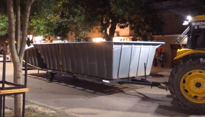 El municipio remolcó un trailer con piletas estacionado en el centro en la noche del sábado