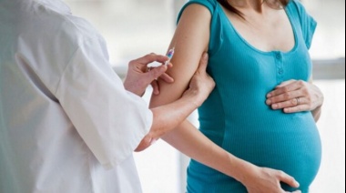 Anmat autorizó una vacuna para personas gestantes contra el Virus Sincicial Respiratorio