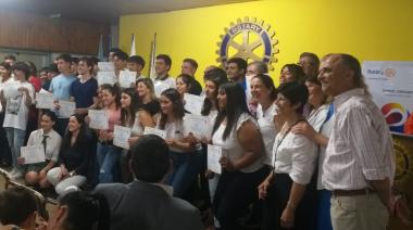 Entrega de diplomas a mejores compañeros en el Rotary Club Pehuajó